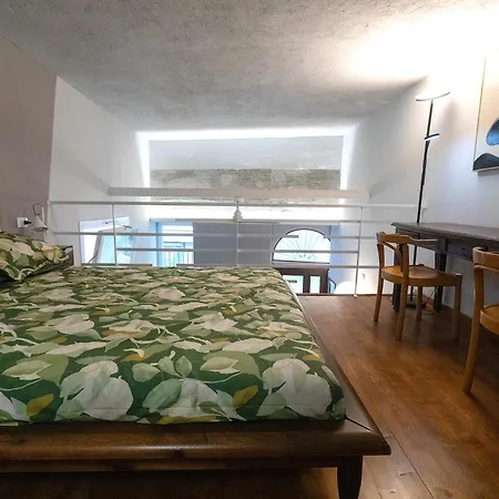 Casa Degli Specchi- Duplex In Center - By Guestaly *